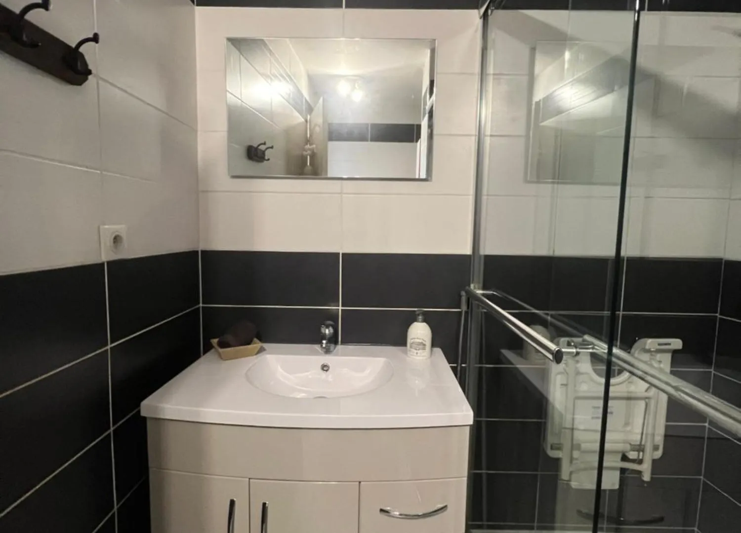 Superbe Appartement 2 Chambres Terrasse 4 A 6 Couchages Piscine A Deux Pas Des Plages Et Du Centre Ville Cannes 0*,  France